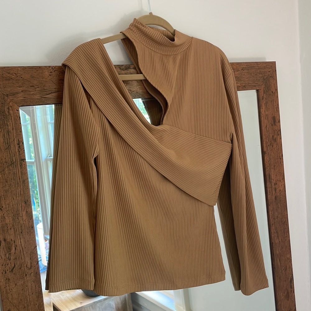 Anthropoid cutout top NWT
